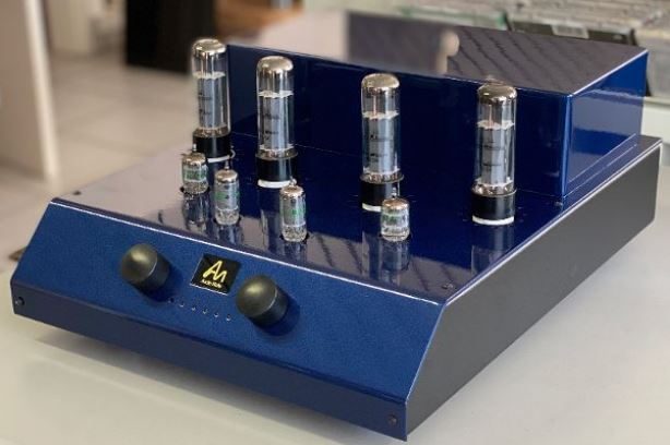 Schwarzer CD-Spieler Audio Note UK "CD 1.1x" mit blauem Display und offener Schublade vorne.