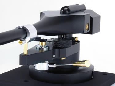 Nahaufnahme des Tonarmlagers einen schwarzen High-end Tonarm Audio Note (UK) Arm S1