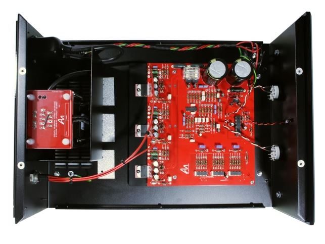 Rote Leiterplatte mit Komponenten in schwarzem Gehäuse, mehrere Drähte angeschlossen.