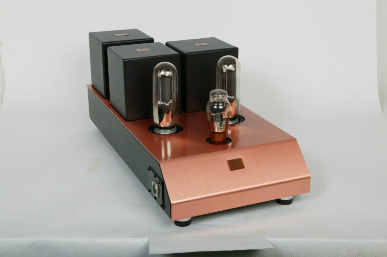Audio Note (UK) Monoblöcke "Gaku-On" Parallel Single Ended Triode mit je zwei 211 Triode pro schwarzem Gehäuse mit kupfer Abdeckung.