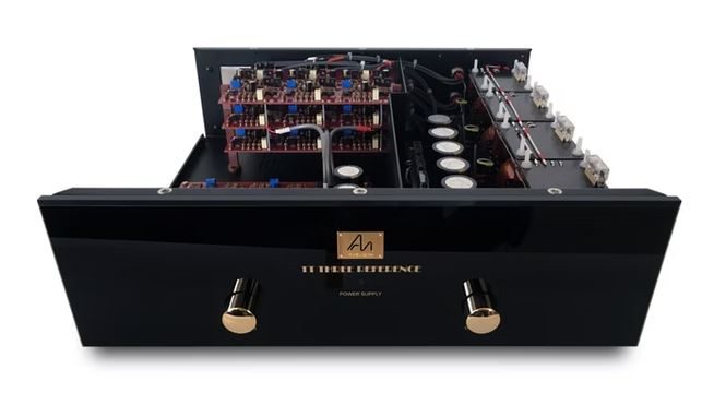 Schwarzes Netzteil für Plattenspieler mit elektronischem Innenleben und goldenen Reglern.