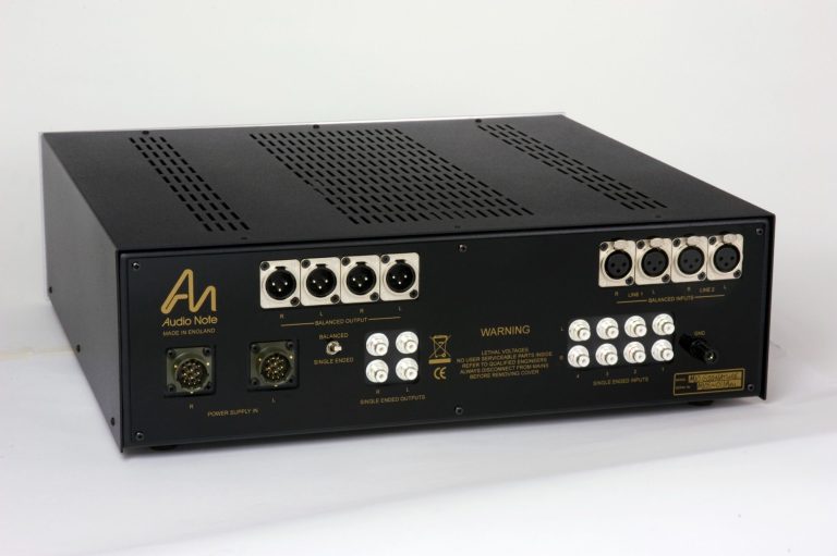 Rückseite des Audio Note (UK) M10 Line-Vorverstärker mit Cinch- und XLR-Anschlussbuchsen.