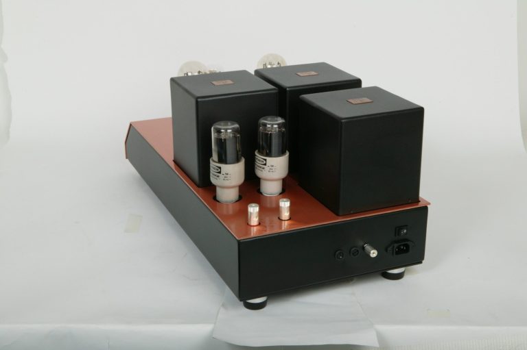 Audio Note (UK) Monoblöcke "Gaku-On" Parallel Single Ended Triode mit je zwei Gleichrichterröhren pro Gehäuse mit kupfer Abdeckung.