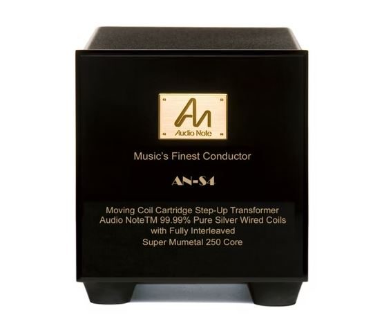 Frontansicht einen Moving-Coil-Step-Up Transformer "AN-S4" für MC-Tonabnehmer mit schwartem Frontplatte mit goldene Beschriftung.