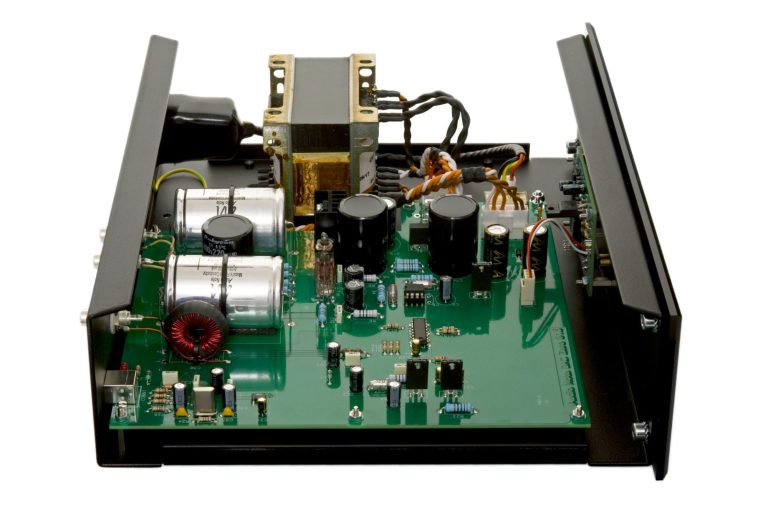 Innenleben der Audio Note (UK) DAC 0.1x mit grüne Platinen, Komponenten und Verbindungskabel.