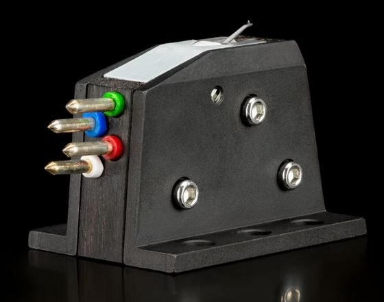 Schwarze Analoge MC-Tonabnehmer mit vier bunten Anschlüssen (rot, grün, blau und weiß) und Metall-Montageplatte.