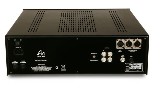 Rückseite der Audio Note (UK) DAC 5 im schwarzen Gehäuse mit Kaltgerätebuchse und Cinch- und XLR-Anschlüsse.