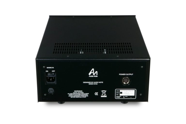 Schwarzes Netzteil mit Anschlüssen und Belüftung auf der Rückseite.