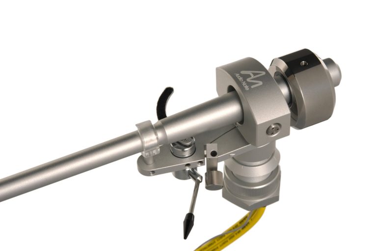 Nahaufnahme des Tonarmlagers einen silbernen Tonarm Arm One mit silbernem Gegengewicht und grauem Audio Note (UK) AN-A NF-Kabel (Kupfer).