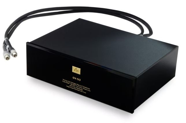 Frontansicht einen Moving-Coil-Step-Up Transformer "AN-S9" für MC-Tonabnehmer mit schwarze Frontplatte und goldene Beschriftung und NF-Kabel