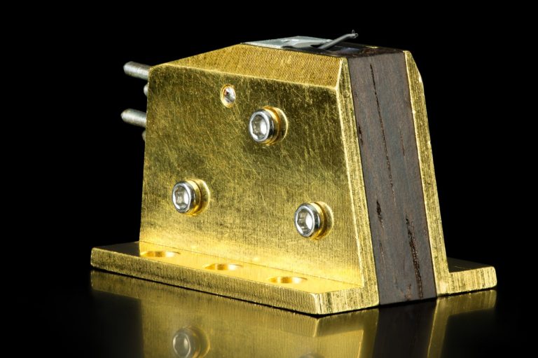 Goldenen Audio Note MC-Tonabnehmer mit Schraube an der Seite und Anschlüsse für Tonarmkabel.