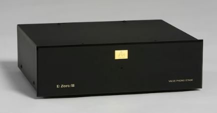 Schwarzer Vorverstärker mit goldenem Logo.