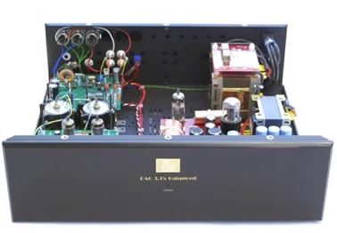 Ein offener DAC mit sichtbaren Röhren und elektronischen Komponenten.