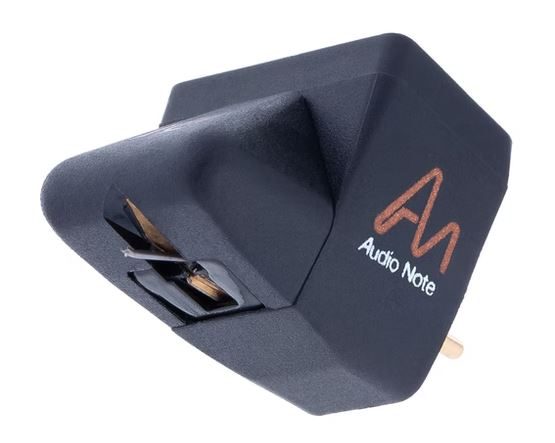 Einen schwarzem Audio Note (UK) MM-Tonabnehmer, diagonal von unten aufgenommen, mit rot/weißem Aufschrift. 