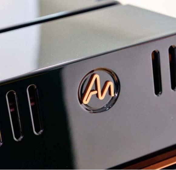 Schwarze HiFi Endstufe mit dem Logo "A" und "N" in goldener Schrift.