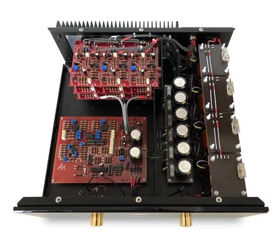 Innenansicht eines Netzteile für Plattenspieler mit verschiedenen Platinen und Komponenten.