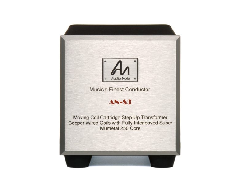 Frontansicht einen Moving-Coil-Step-Up Transformer "AN-S3" für MC-Tonabnehmer mit Aluminium Frontplatte mit schwarz/rote Beschriftung.