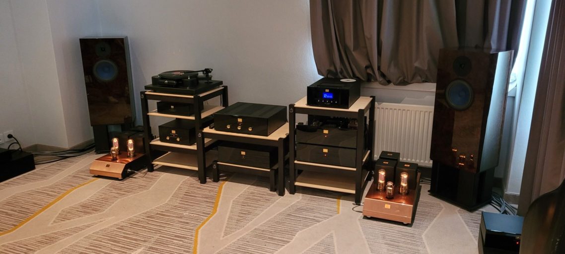 Ein Raum mit Audiogeräte, Plattenspieler, CD-Spieler, Lautsprechern, Verstärkern.