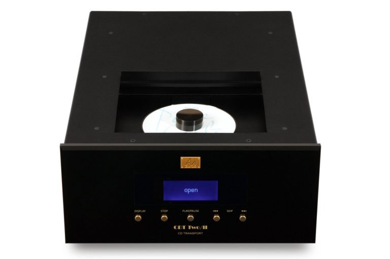 CD-Player mit schwarzem Gehäuse und Display, CD eingelegt.