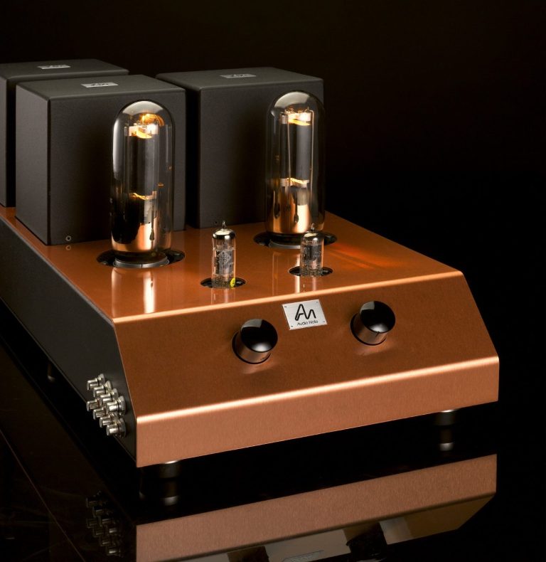 Röhrenverstärker mit zwei 211 / VT-4C Triodenröhren, zwei Drehregler und einem eleganten, kupfernen und mattschwarzen Gehäuse.