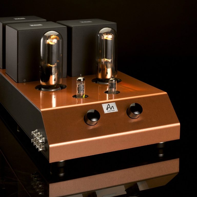 Röhrenverstärker Audio Note (UK)  Ongaku mit kupferfarbener Front und schwarzen Gehäusen.