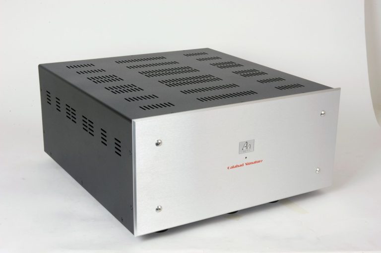Externes Netzteil für Audio Note (UK) M10 Line-Vorverstärker mit ALuminium Front in schwarzes Gehäuse mit Lüftungsschlitze.