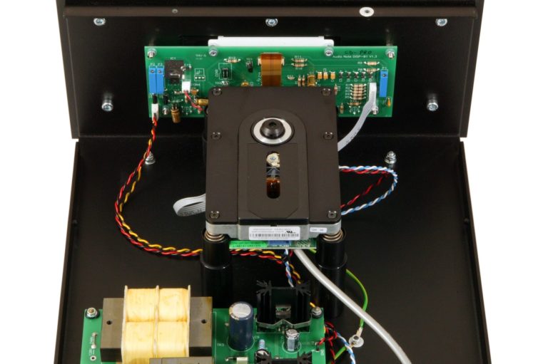 Innenansicht eines CD-Laufwerkes mit Platinen, CD-Laufwerk und Kabeln.