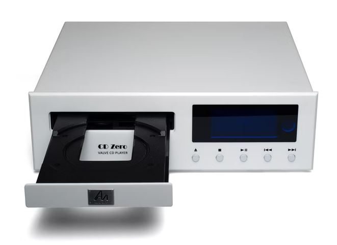 Frontansicht ein weißer CD-Player mit geöffnetem Schublade und digitalem Display auf weißem Hintergrund.