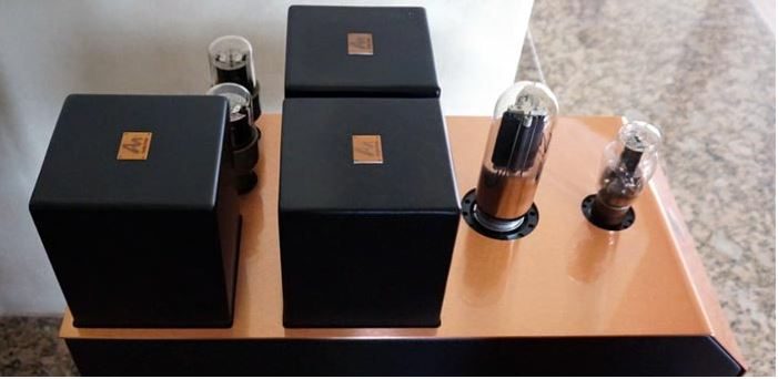 Audio Note (UK) Monoblöcke "Ongaku Shinguru" Single Ended Triode mit je eine 211 Triode pro Gehäuse mit kupfer Abdeckung.