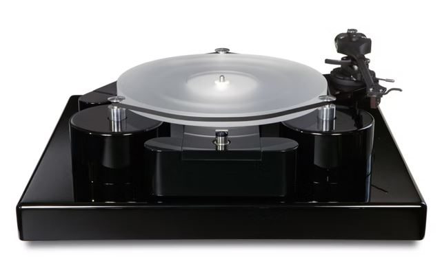 Drei-Motoriger Schallplattenspieler in schwarzem Gehäuse mit transparentem Plattenteller und Tonarm.