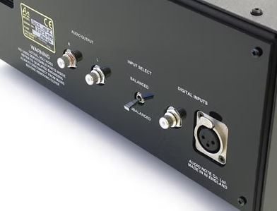 Rückansicht der Audio Note (UK) DAC 2.1x mit Cinch- und XLR-Anschlüsse und Kippschalter im schwarzes Gehäuse.
