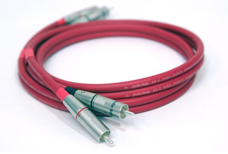 Rote Kabel mit silbernen Anschlüssen, geeignet für Audiobindungen.
