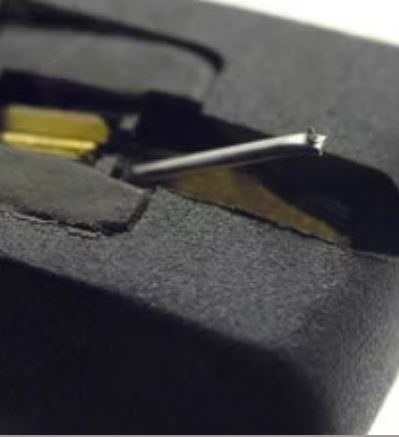 Nahaufnahme der Nadelträger einen schwarzen Audio Note (UK) Moving-Magnet Tonabnehmer.