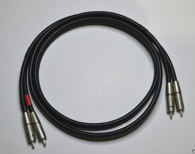 Rote Audiokabel mit zwei transparenten Steckerenden.