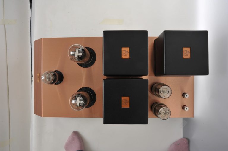 Ansicht von Oben: Audio Note (UK) Monoblöcke "Gaku-On" Parallel Single Ended Triode mit je zwei 211 Triode pro Gehäuse mit kupfer Abdeckung.