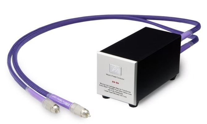 Frontansicht einen Moving-Coil-Step-Up Transformer "AN-S8" für MC-Tonabnehmer mit Alu-Frontplatte und schwarz/rote Beschriftung und NF-Kabel