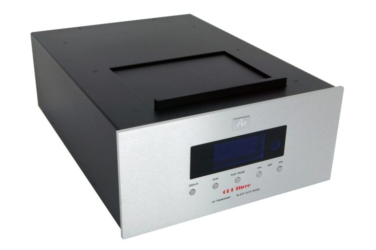 Schwarze und silberne HiFi-Komponente mit digitalem Display und Bedientasten.