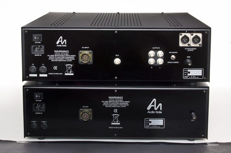 Rückseite der Audio Note (UK) DAC Fifht Element mit externem Netzteil, diverse Anschlüsse.