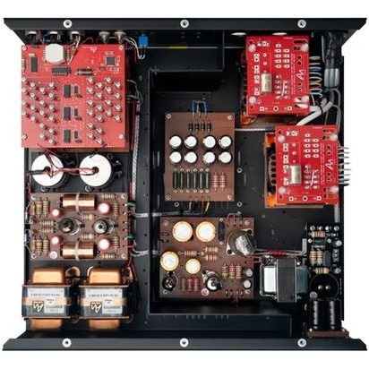 Innenansicht der Audio Note UK IZVOR DAC 5 mit rote und braune Platinen bestückt mit hochwertige Komponente.