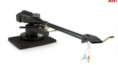 Einen schwarzen Tonarm Arm AN-1S in Vollansicht, schräg von vorne, mit Audio Note (UK) AN-Vx Silber NF-Kabel.