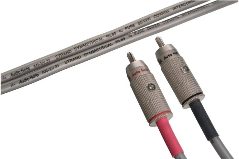 Gelbees NF-Kabel mit zwei Metallsteckern in Rot und Schwarz, für Audioanschlüsse.