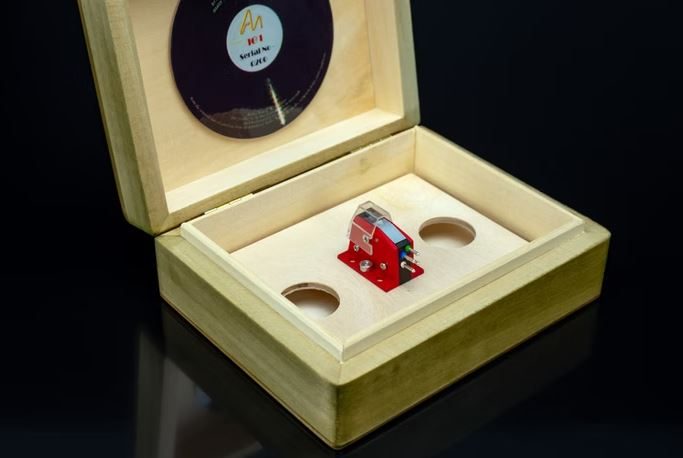 Roten Audio Note (UK) MC-Tonabnehmer "OI I" im hellen Holzschachtel auf schwarzem Hintergrund.