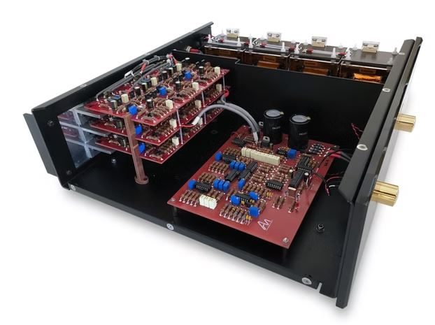 Schwarzes Gehäuse mit mehreren Leiterplatten und elektronischen Komponenten.