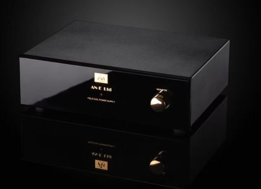 Audio Note (UK) AN-E Ltd. Netzteil Externes Netzteil und Frequenzweiche für die Lautsprecher AN-E Ltd. im schwarzes Gehäuse mit goldener Aufschrift.