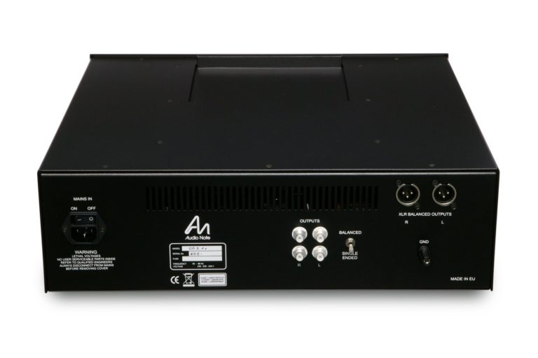 Rückansicht schwarzer Top-Loader CD-Player mit Cinch- umd XLR Anschlüsse.