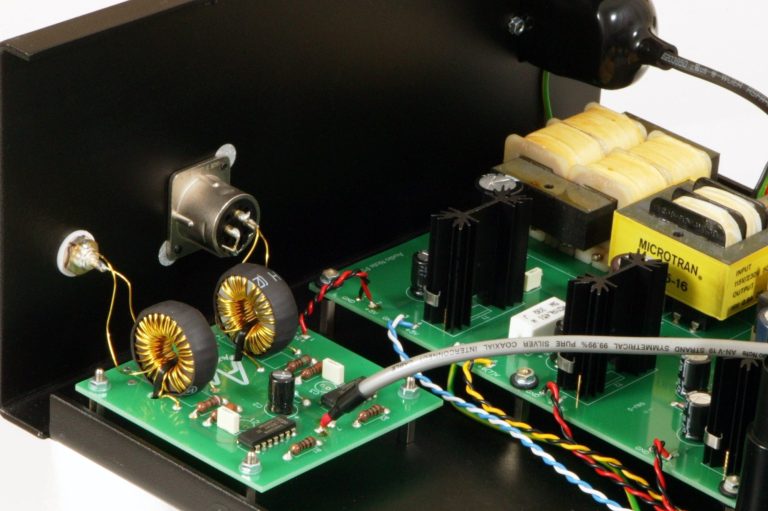 Innenansicht eines Audio Note (UK) CD-Laufwerkes mit Platinen und XLR-Ausgangsbuchse.