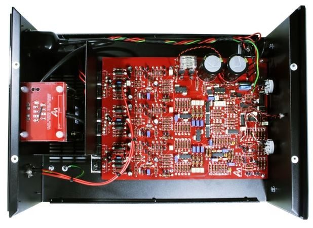 Elektronisches Gerät mit rotem Platinen und verschiedenen Komponenten im Inneren.
