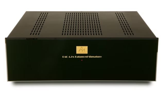 Frontansicht der Audio Note (UK) DAC 4.1x Balanced im schwarzen Gehäuse, schwarzer Front mit goldener Beschriftung und LED-Leuchte.