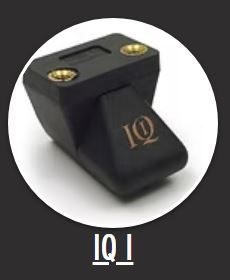 Schwarze Tonabnehmernadel mit goldenen Gewindeeinsätze, beschriftet mit "IQ".
