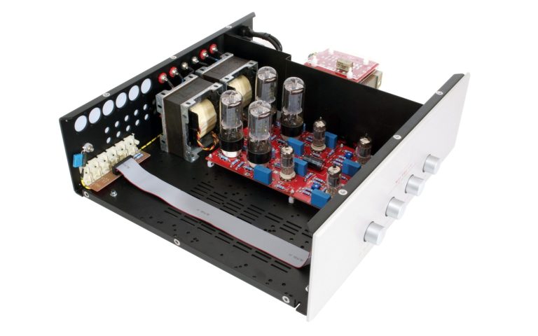 Das Innenleben der Audio Note (UK) "SORO" Röhrenverstärker mit rote Platinen und elektrischen Komponenten.